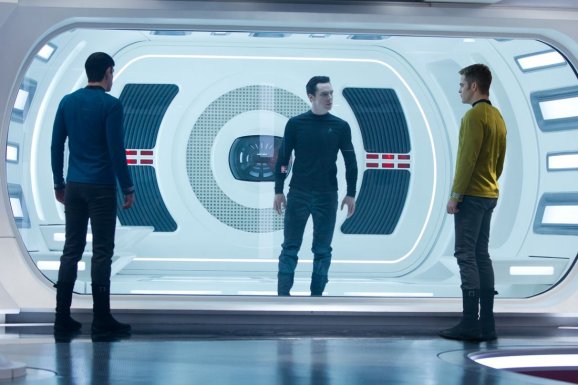 Mr. Spock (Zachary Quinto) und Captain Kirk (Chris Pine) begegnen ihren genialen Gegner (Benedict Cumberbatch) © 2012   Paramount Pictures