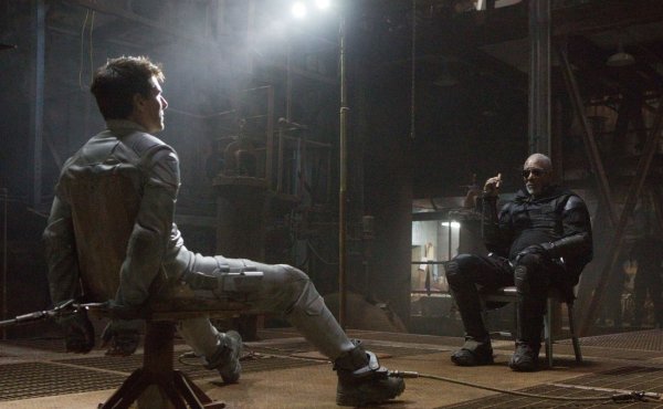 Jack (Tom Cruise) und Beech (Morgan Freeman). OBLIVION © 2013 Universal Pictures