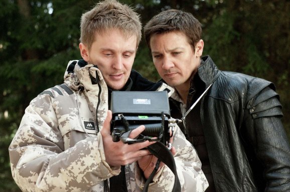 Tommy Wirkola begutachtet gemeinsam mit seinen Hauptdarsteller Jeremy Renner eine eben gedrehte Szene © 2011 Paramount Pictures