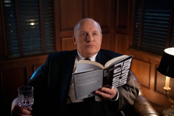 Alfred Hitchcock (Anthony Hopkins) bei der Lektüre des Buches Psycho, das einmal die Vorlage für seinen berühmtesten Film werden sollte. © 2012 20th Century Fox
