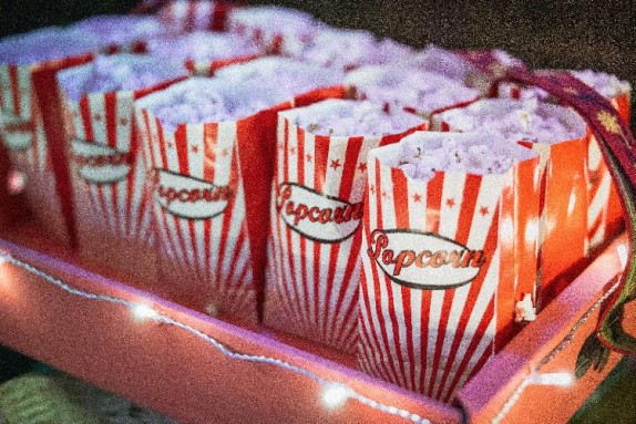 Rote Popcorn-Tüten auf einem beleuchteten Serviertablett.