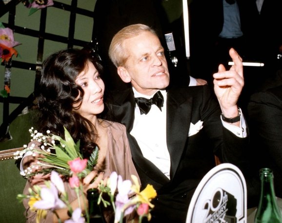 Eine der vielen ausgestellten Erinnerungen: Genevieve Min Hoi und Klaus Kinski beim Besuch des deutschen Filmballs 1979.
