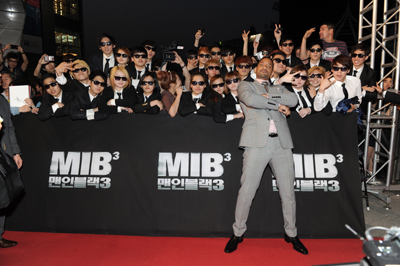 Der beliebte Darsteller Will Smith inmitten koreanischer MIB-Fans © 2012 Sony Pictures